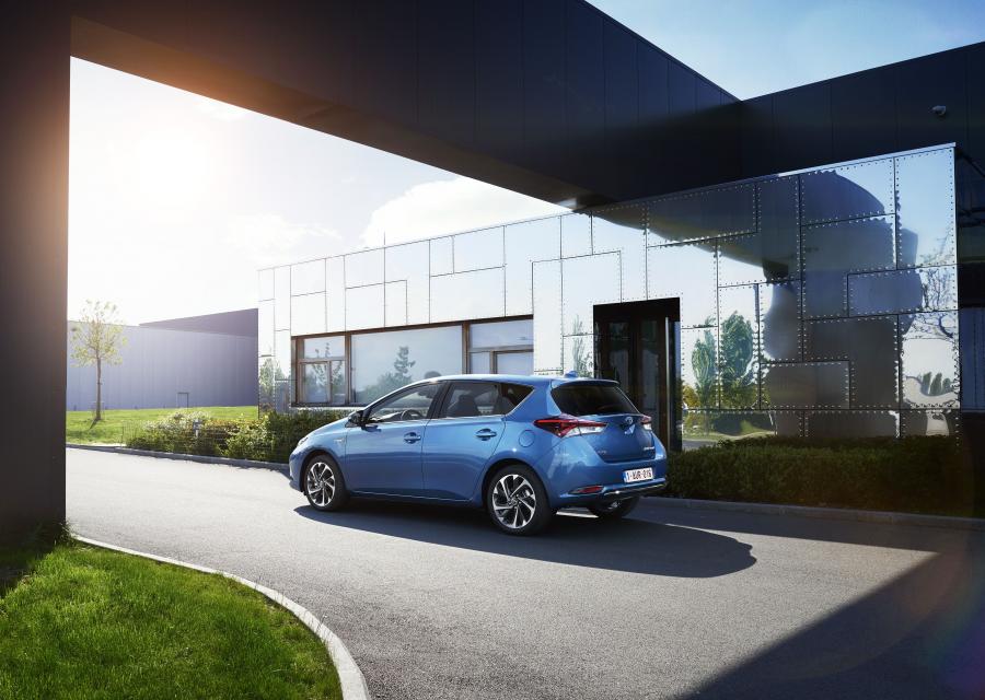  Toyota Auris Hybrid 2015 года  (фото 28 из 31)